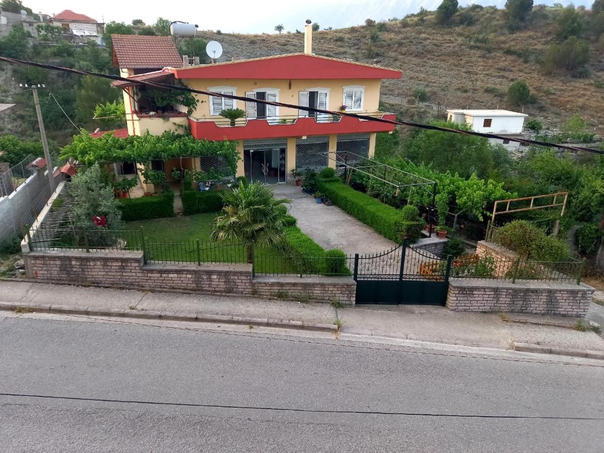 Manthoguesthouse Gjirokastër المظهر الخارجي الصورة