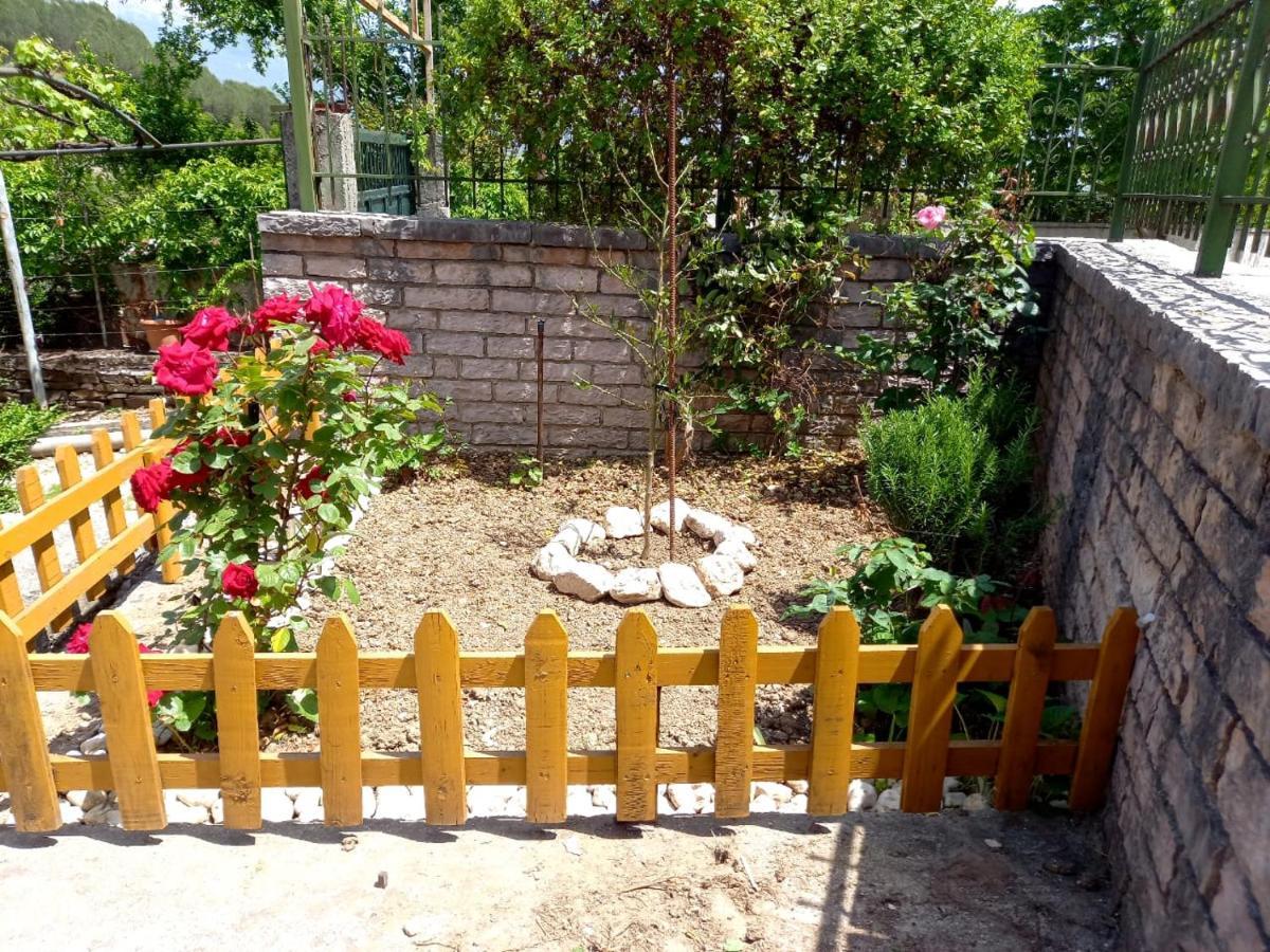 Manthoguesthouse Gjirokastër المظهر الخارجي الصورة